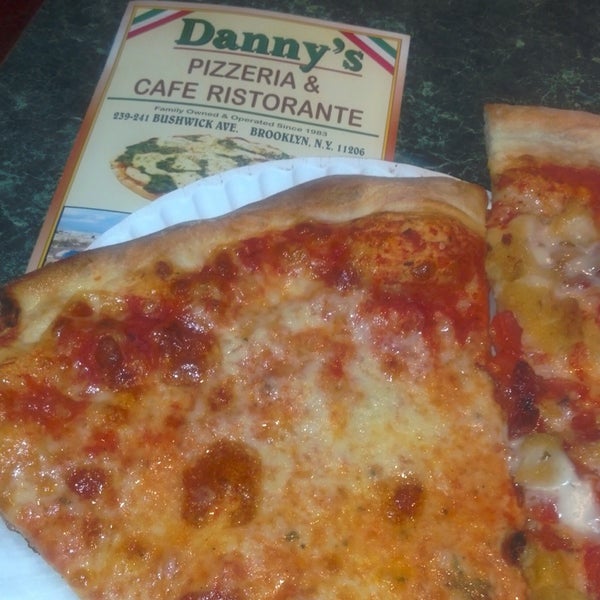 Снимок сделан в Danny&#39;s Pizzeria пользователем Miguel G. 7/28/2012
