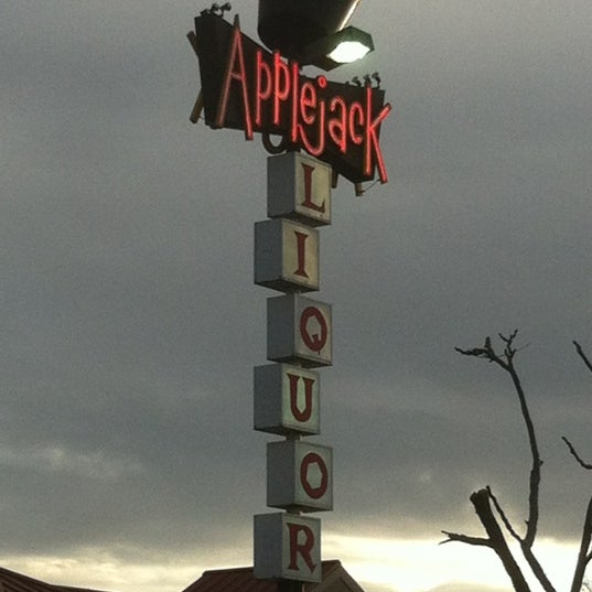 3/31/2012 tarihinde Keith P.ziyaretçi tarafından Applejack Wine &amp; Spirits'de çekilen fotoğraf