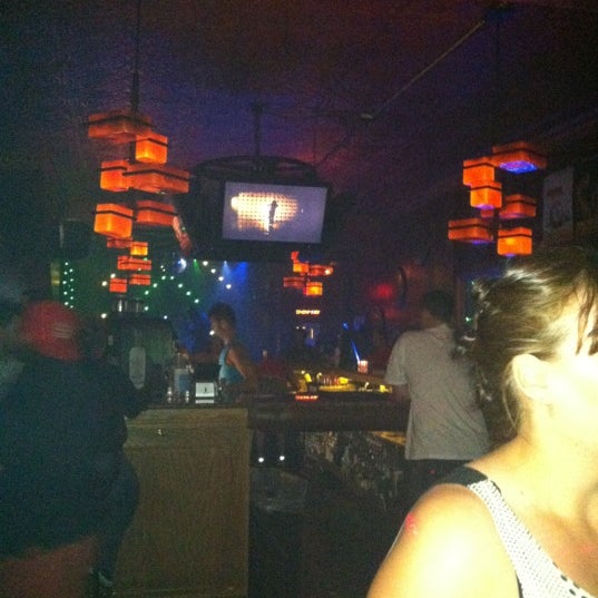 Foto tomada en Just John&#39;s Nightclub  por Kimberly M. el 6/30/2012