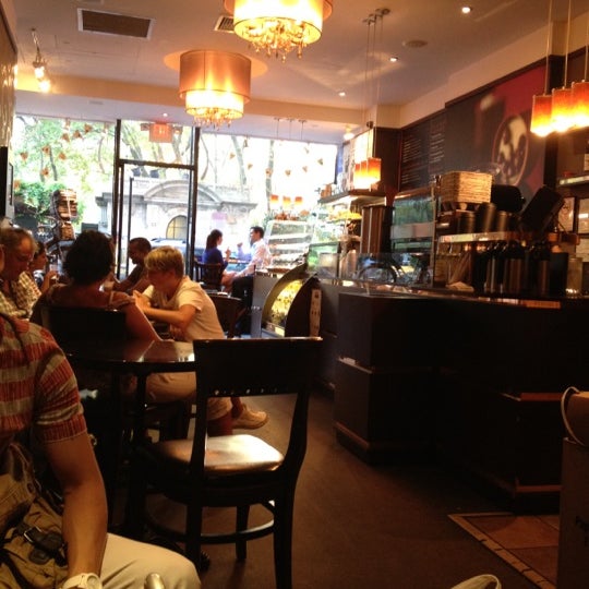 Foto tomada en Lily O&#39;Brien&#39;s Chocolate Cafe  por Rebekah L. el 8/16/2012
