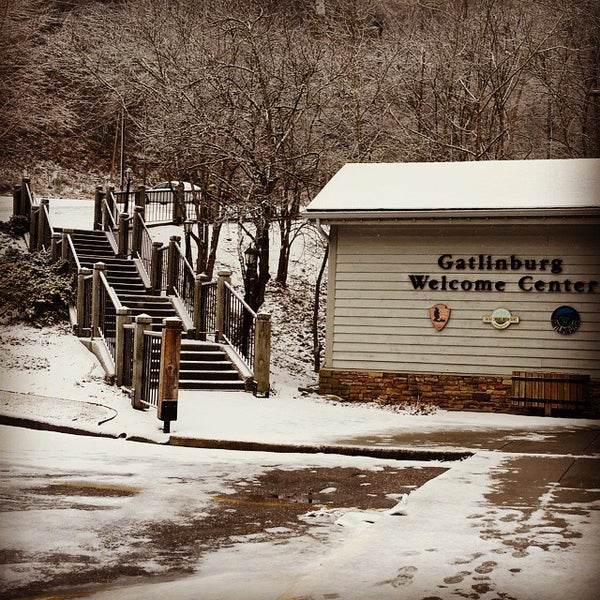 Foto tirada no(a) Gatlinburg Welcome Center por Heather C. em 2/17/2015