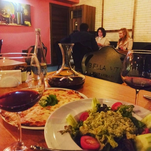 Foto tirada no(a) Bella Vita Restaurant &amp; Bar por Naile Ç. em 11/16/2021
