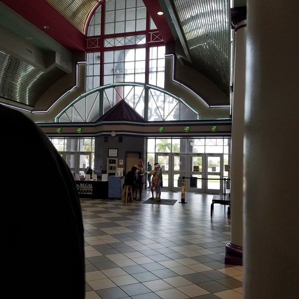 次での写真：Regal Naples 4DX & IMAX 15個のTips