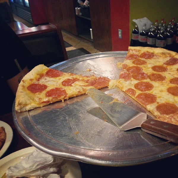 Foto diambil di Top Tomato Bar &amp; Pizza oleh Bryan B. pada 6/2/2013