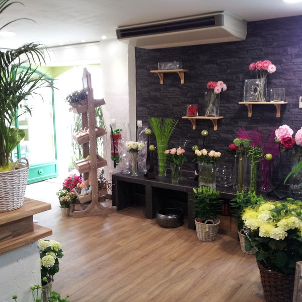 Photos At Fleuriste Atelier De Créations Florales Rose Rouge