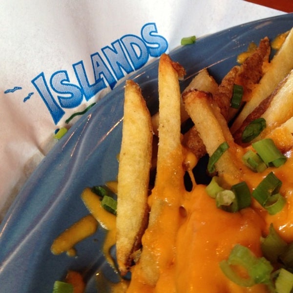 Снимок сделан в Islands Restaurant пользователем Shelby B. 7/1/2014