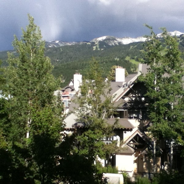 Foto tomada en Summit Lodge Whistler  por Blake Y. el 7/13/2013