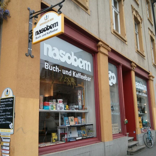 Foto tomada en Nasobem Buch- und Kaffeebar  por Patrik T. el 5/2/2013