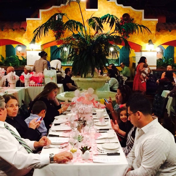 Das Foto wurde bei El Novillo Restaurant von El Novillo Restaurant am 7/15/2014 aufgenommen