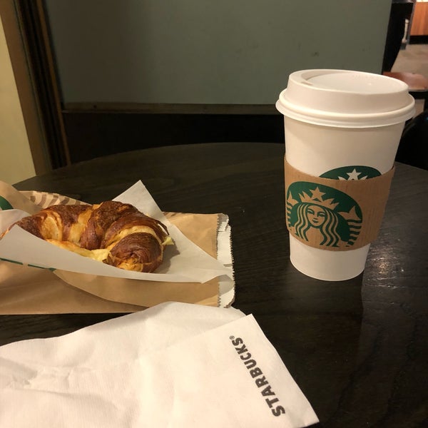 Foto diambil di Starbucks oleh Thomas K. pada 3/21/2018