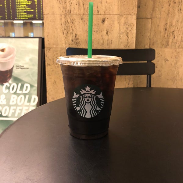 Photo prise au Starbucks par Thomas K. le5/30/2018