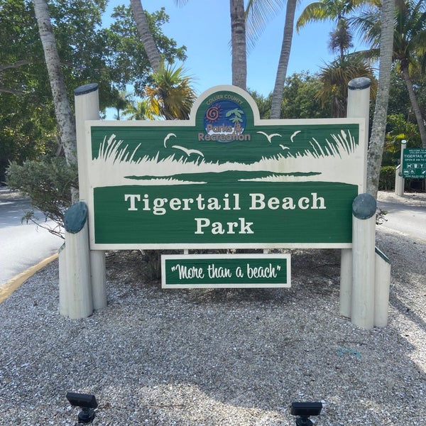 Foto tomada en Tigertail Beach  por Agent 8. el 4/4/2022
