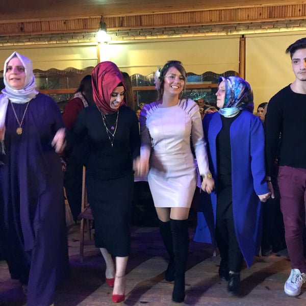 Das Foto wurde bei Gölbaşı Restaurant von Açelya Büşra Ş. am 12/10/2017 aufgenommen