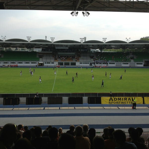 Foto tirada no(a) Gugl - Stadion der Stadt Linz por Florian B. em 9/8/2013