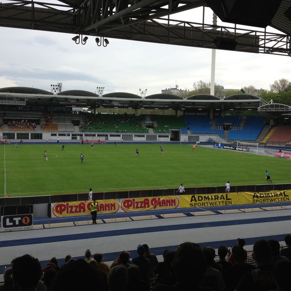 Foto tirada no(a) Gugl - Stadion der Stadt Linz por Florian B. em 4/27/2013