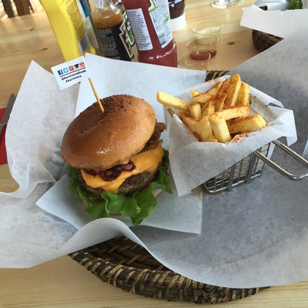 รูปภาพถ่ายที่ Karnivora Steak &amp; Burger House โดย Magnus O. เมื่อ 4/14/2015