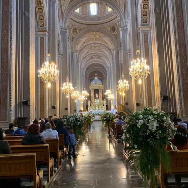 รูปภาพถ่ายที่ Catedral de Morelia โดย moraima c. เมื่อ 9/14/2019