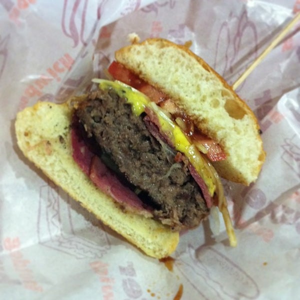 3/30/2013에 Ramesh V.님이 Burger Junkyard에서 찍은 사진