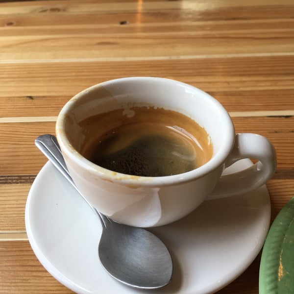 Foto tirada no(a) Songbird Coffee &amp; Tea House por Elliott P. em 4/10/2017
