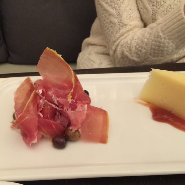 The manchego and the Serrano pair well together.