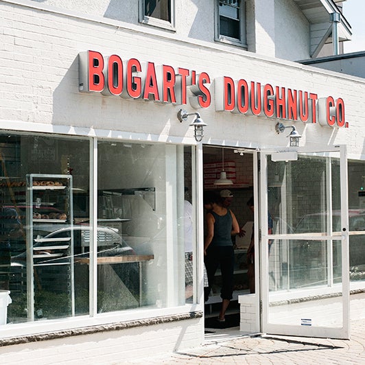 Foto scattata a Bogart&#39;s Doughnut Co. da Bogart&#39;s Doughnut Co. il 7/11/2014