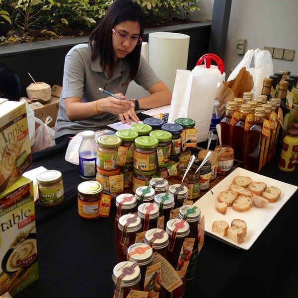 รูปภาพถ่ายที่ Bangkok Farmers&#39; Market โดย Ramya V. เมื่อ 6/8/2013