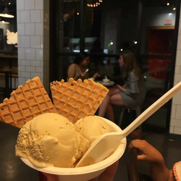 Снимок сделан в Jeni&#39;s Splendid Ice Creams пользователем Aseel ♋. 5/11/2018