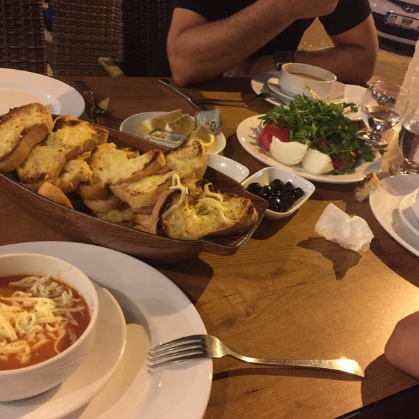 รูปภาพถ่ายที่ Şefin Yeri Restaurant โดย Ece เมื่อ 8/22/2015