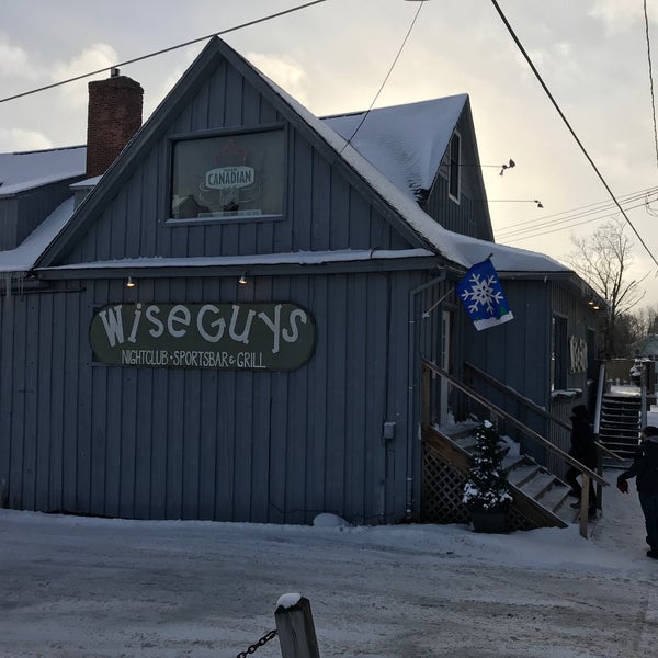 Photo prise au Wiseguys Sports Bar &amp; Grille par Paul H. le2/2/2018