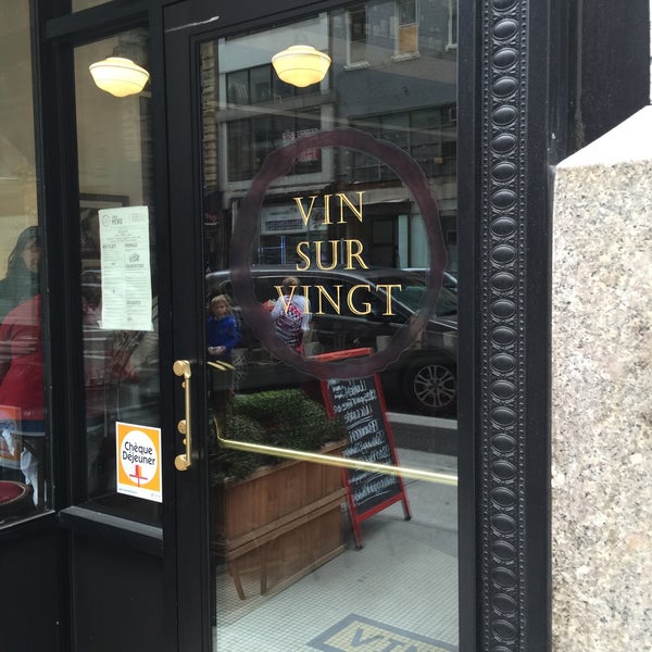 รูปภาพถ่ายที่ Vin sur Vingt โดย Rebecca R. เมื่อ 10/24/2015