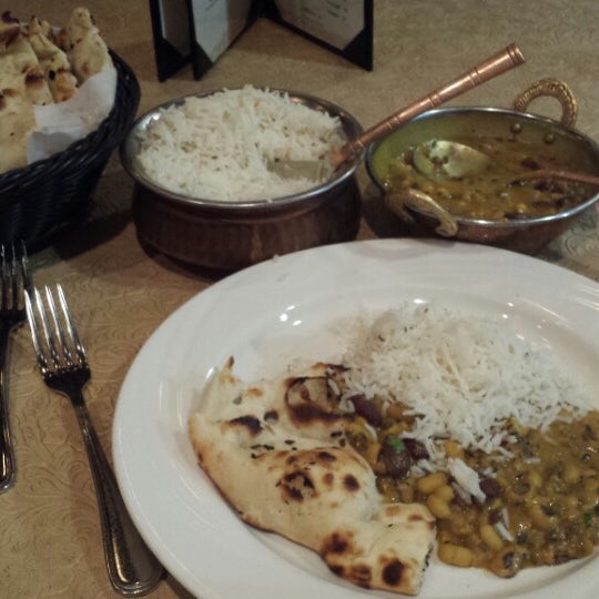 Foto tomada en Mughlai Restaurant  por Rachael B. el 10/9/2014