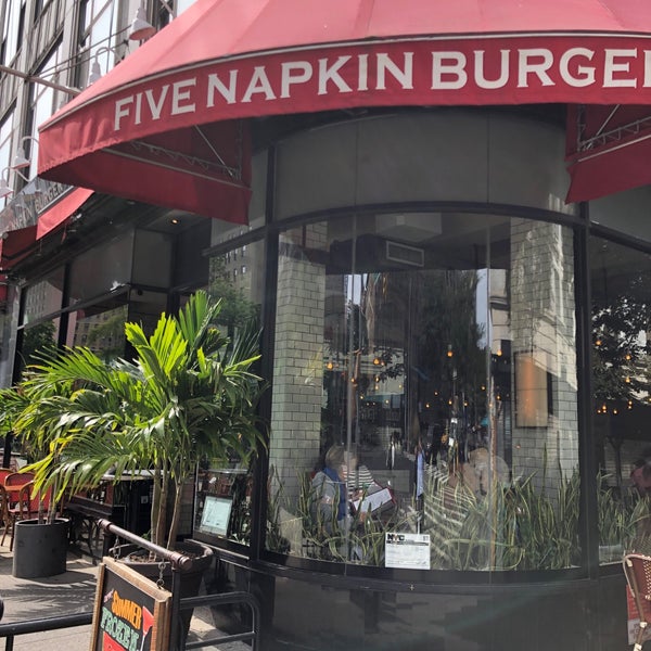 Foto diambil di 5 Napkin Burger oleh Genki T. pada 9/30/2022