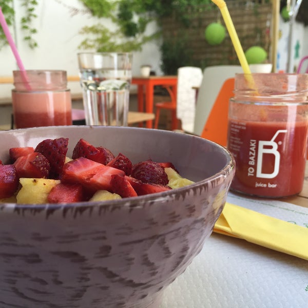 Super healthy breakfast: strawberry & lemon or strawberry & pineapple juice and acai bowl with fruits! A great way to kick off the day in the cute little backyard listening to the beautiful melodies!