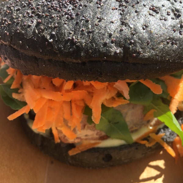 Black carbon bread with fresh tuna! A bit pricy (7,5€), but that's not something you can have at any beach bar!