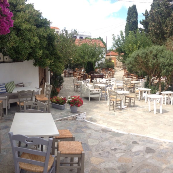 Beautiful place on a nice yard in the Old Village of Alonnisos. Serving breakfast, like omelettes, strapatsada, and french toast, in very good prices (4-5€). Great choice!