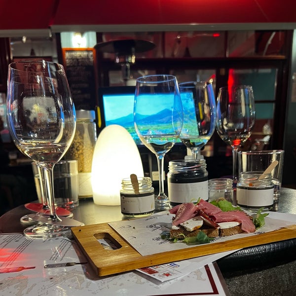 2/19/2022 tarihinde Olga P.ziyaretçi tarafından Cinque Wine &amp; Deli Bar'de çekilen fotoğraf