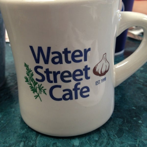 Das Foto wurde bei Water Street Cafe von Celeste Z. am 11/16/2013 aufgenommen
