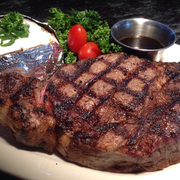 Photo prise au John &amp; Nicks Steak &amp; Prime Rib par John &amp; Nicks Steak &amp; Prime Rib le7/12/2014