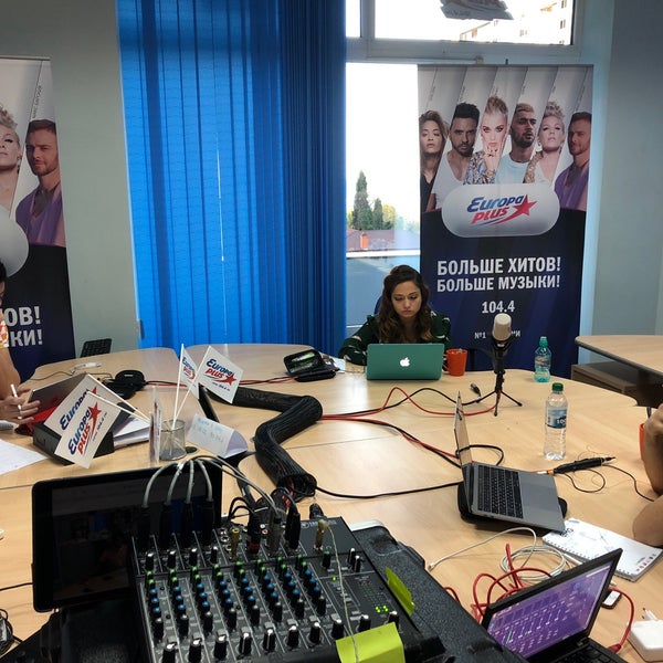 Какое радио в сочи. Радиостанции сочи. Ведущий макс фм сочи евгений. Новое радио сочи. Макс фм сочи ведущие.