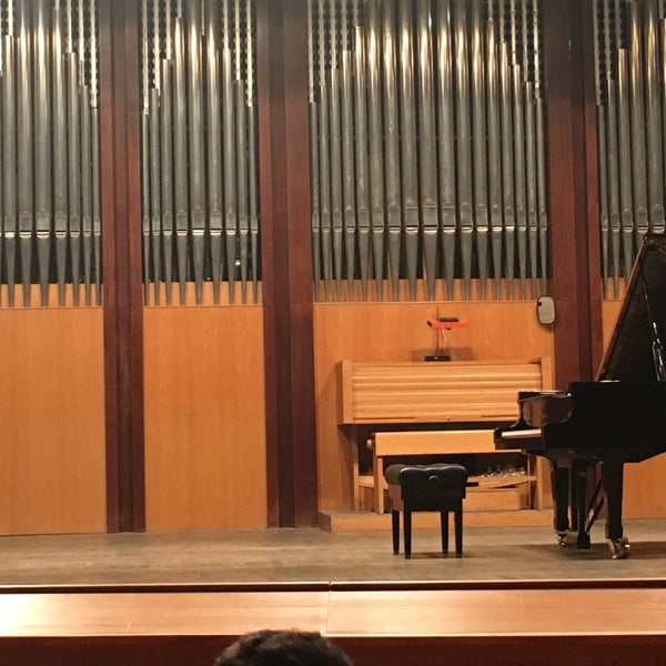 รูปภาพถ่ายที่ Зал органной и камерной музыки имени Алисы Дебольской / Music Hall of Alisa Debolskaya โดย Roman E. เมื่อ 4/28/2017