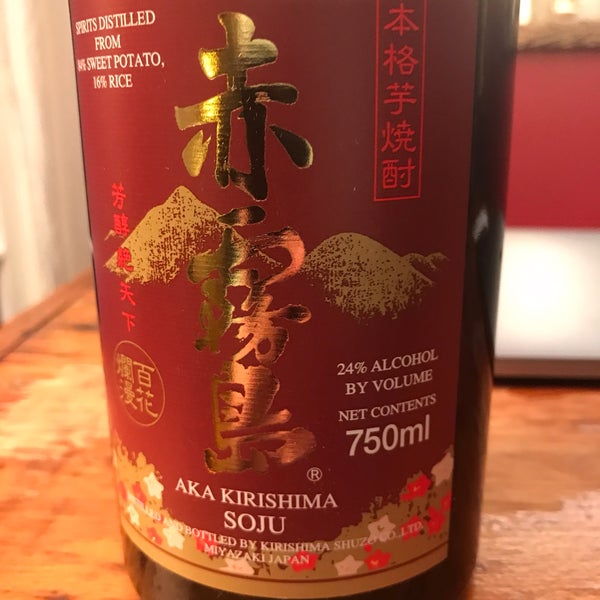Foto tirada no(a) Landmark Wine, Spirits &amp; Sake por Mitch G. em 11/25/2018