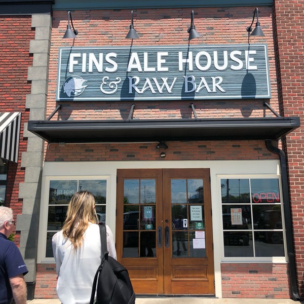 Foto scattata a Fins Ale House &amp; Raw Bar da Stephanie R. il 5/7/2018