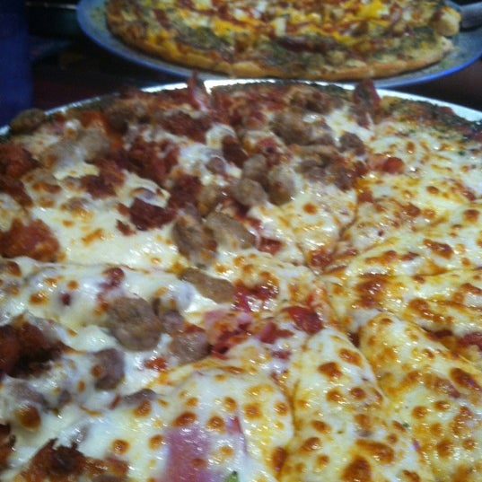 Das Foto wurde bei Centercourt Pizza &amp; Brew von Kimberly R. am 12/6/2012 aufgenommen