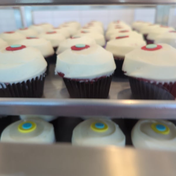 Photo taken at Sprinkles Cupcakes by L.D F. on 5/16/2024