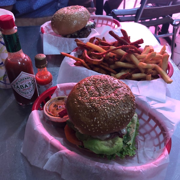 Photo taken at Pearl&#39;s Deluxe Burgers by Tammy H. on 6/1/2019