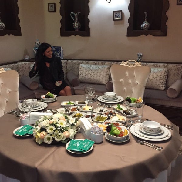 Das Foto wurde bei Bursa Evi İskender Restaurant von Çiğdem A. am 9/23/2016 aufgenommen