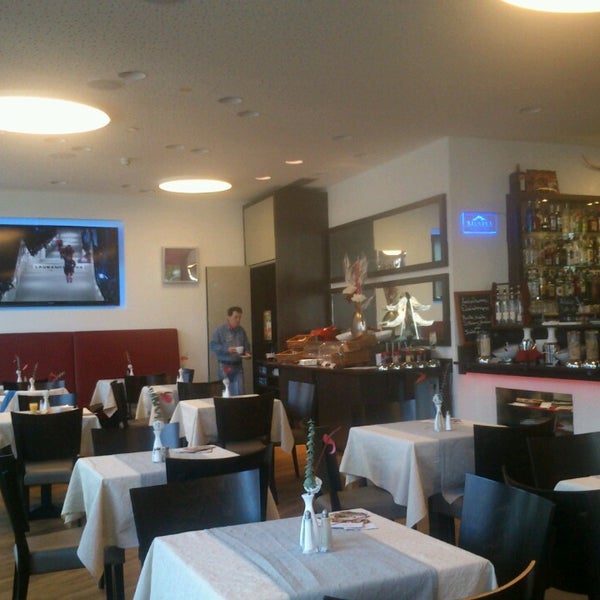Foto tomada en City Restaurant Bar &amp; Cafe  por XL el 1/9/2014