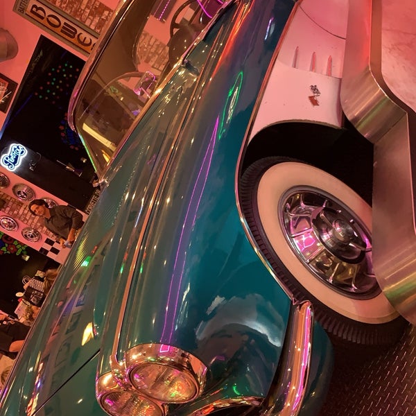 รูปภาพถ่ายที่ Corvette Diner โดย gina 🌸 千. เมื่อ 9/24/2019