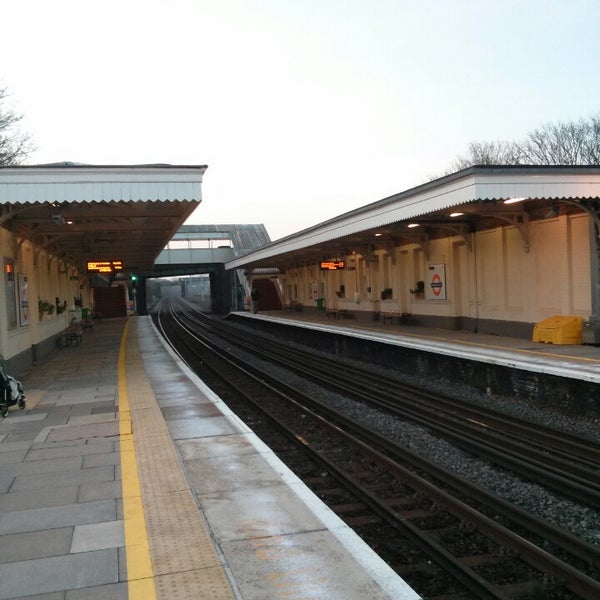 Headstone Lane Railway Station (HDL) 1 tavsiye'da fotoğraflar