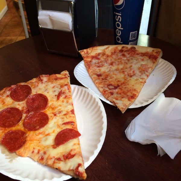 Снимок сделан в Mimi&#39;s Pizza Kitchen пользователем Sean F. 9/3/2014